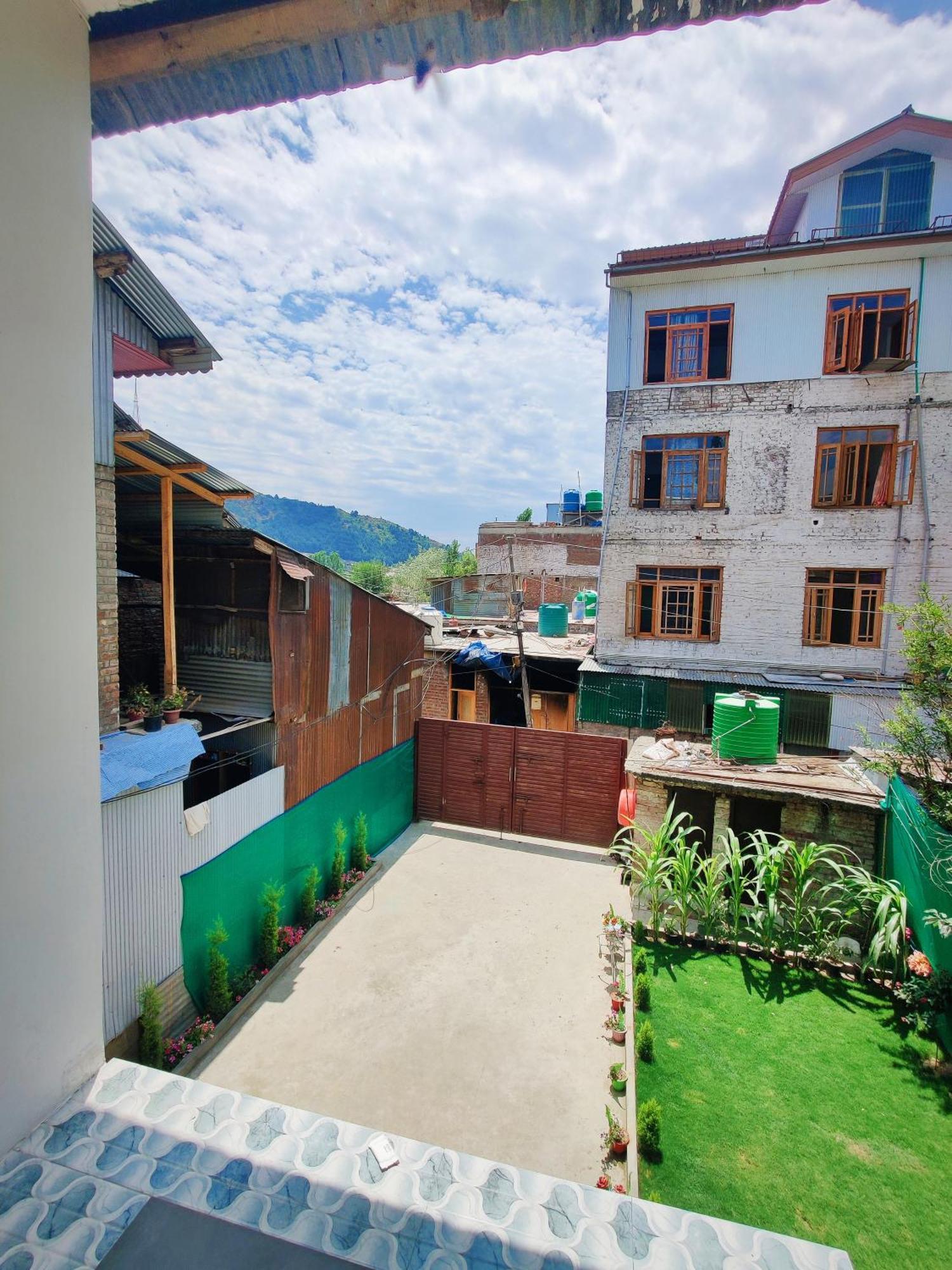 Serenity Inn Home Stay Сринагар Экстерьер фото